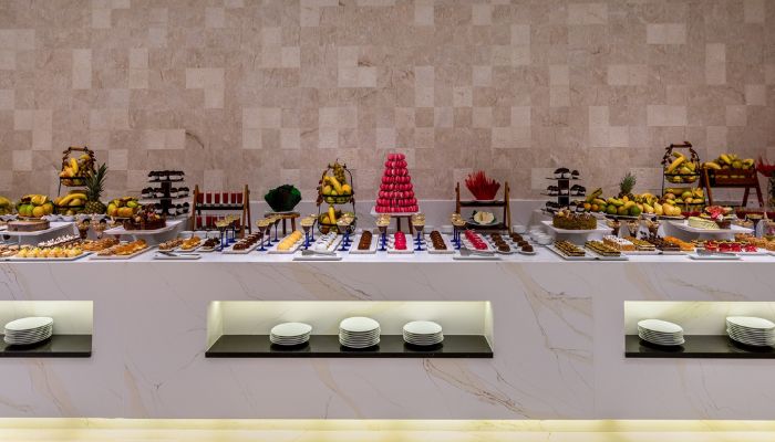 Premium Room de 43m2 adaptée aux personnes à mobilité réduite avec lit King size Fauteuils table basse et SDB 7